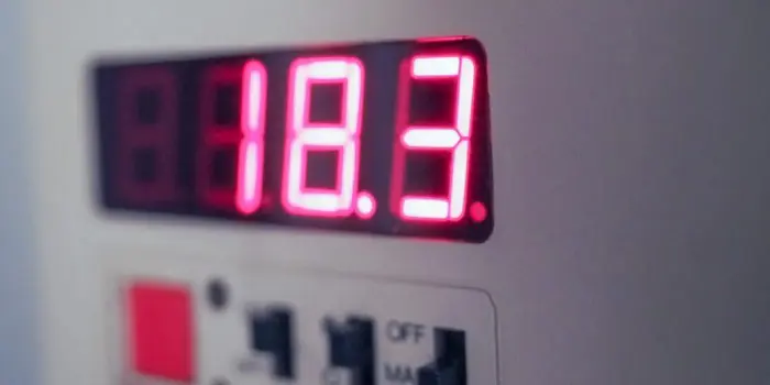 A red, digital display on an HVAC control panel reads "18.3"